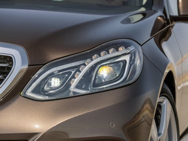 Mercedes-Benz E-Class عملية فيس ليفت IV (W212، S212، C207)، سيدان — المصباح الأمامي