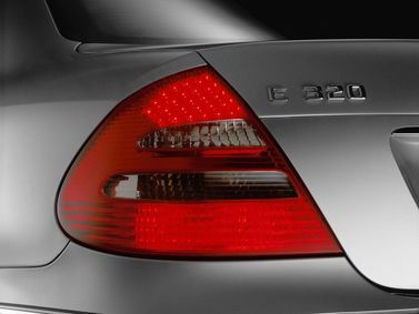 Mercedes-Benz E-Class ثالثاً (W211، S211)، سيدان — المصباح الخلفي