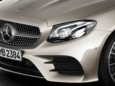 Mercedes-Benz E-Class V (W213، S213، C238)، قابلة للتحويل — الجزء الأمامي من السيارة عن قرب