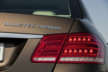 Mercedes-Benz E-Class عملية فيس ليفت IV (W212، S212، C207)، سيدان — الجزء الخلفي من السيارة عن قرب