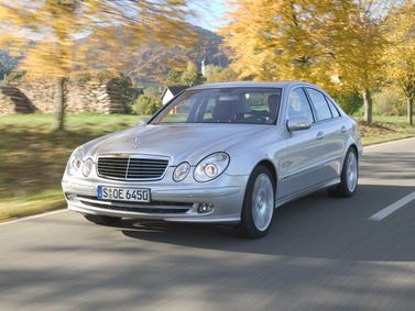 Mercedes-Benz E-Class ثالثاً (W211، S211)، سيدان — منظر أمامي أيمن