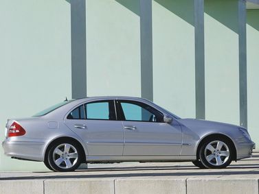Mercedes-Benz E-Class ثالثاً (W211، S211)، سيدان — منظر من الجانب الأيمن