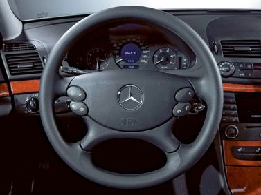 Mercedes-Benz E-Class ثالثاً (W211، S211)، سيدان — عجلة القيادة