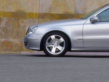 Mercedes-Benz E-Class ثالثاً (W211، S211)، سيدان — منظر أمامي أيمن