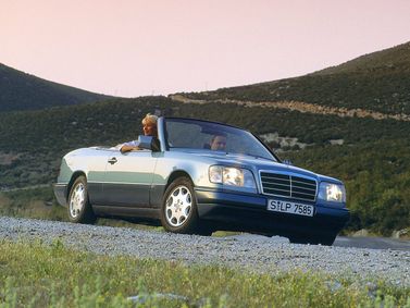 Mercedes-Benz E-Class I (W124)، قابلة للتحويل — منظر أمامي أيمن