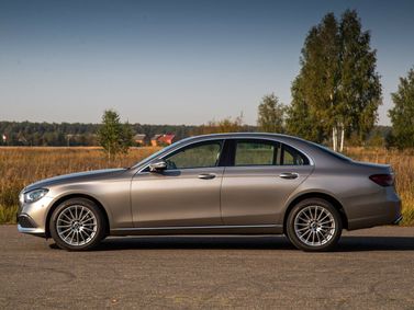 Mercedes-Benz E-Class V (W213, S213, S213, C238) فيس ليفت، سيدان — منظر من الجانب الأيمن