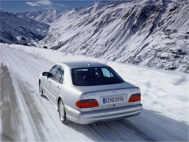 Mercedes-Benz E-Class AMG فيس ليفت II (W210، S210)، سيدان — منظر خلفي أيمن