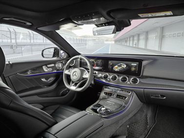Mercedes-Benz E-Class AMG V (W213)، سيدان — منطقة السائق