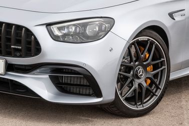 Mercedes-Benz E-Class AMG عملية فيس ليفت V (W213)، سيدان — الجزء الأمامي من السيارة عن قرب