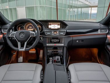 Mercedes-Benz E-Class AMG عملية فيس ليفت IV (W212، S212)، سيدان — لوحة القيادة
