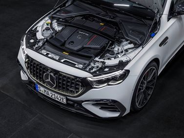 Mercedes-Benz E-Class AMG السادس (W214)، سيدان — حجرة المحرك