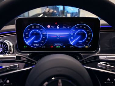 Mercedes-Benz EQS، ليفتباك — لوحة العدادات