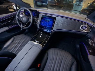 Mercedes-Benz EQS، ليفتباك — منطقة السائق