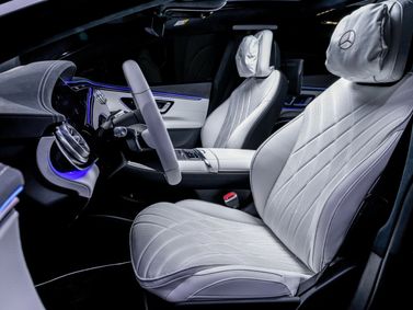 Mercedes-Benz EQS I عملية شد الوجه، ليفتباك — المقاعد الأمامية