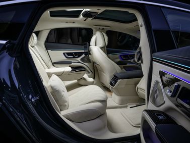 Mercedes-Benz EQS I عملية شد الوجه، ليفتباك — المقاعد الخلفية
