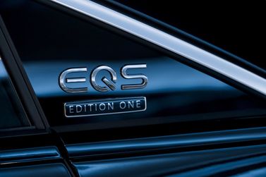 Mercedes-Benz EQS، ليفتباك — شعار السيارة واسم الطراز