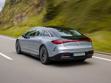 Mercedes-Benz EQS، ليفتباك — منظر خلفي بزاوية ثلاثة أرباع