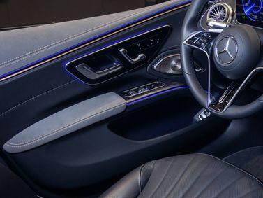 Mercedes-Benz EQS، ليفتباك — منطقة السائق