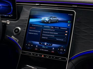 Mercedes-Benz EQS، ليفتباك — شاشة نظام المعلومات والترفيه