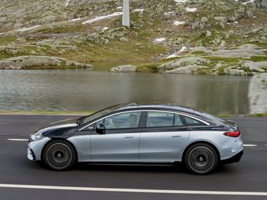 Mercedes-Benz EQS، ليفتباك — منظر من الجانب الأيمن