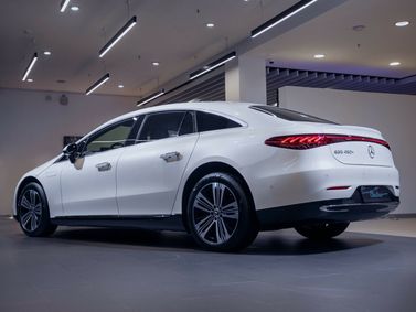 Mercedes-Benz EQS، ليفتباك — منظر خلفي بزاوية ثلاثة أرباع