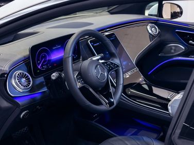 Mercedes-Benz EQS، ليفتباك — منطقة السائق