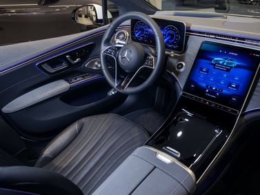 Mercedes-Benz EQS، ليفتباك — منطقة السائق