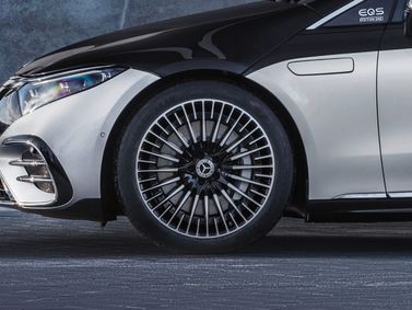 Mercedes-Benz EQS، ليفتباك — منظر أمامي أيسر