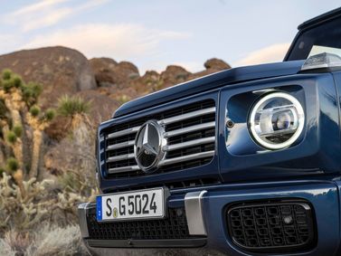 Mercedes-Benz G-Class عملية فيس ليفت III (W465)، دفع رباعي 5 أبواب — منظر أمامي