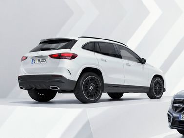 Mercedes-Benz GLA عملية فيس ليفت II (H247) II (H247)، دفع رباعي 5 أبواب — منظر خلفي بزاوية ثلاثة أرباع