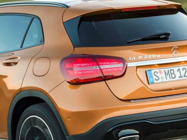 Mercedes-Benz GLA I (X156) فيس ليفت I (X156)، دفع رباعي 5 أبواب — منظر خلفي أيمن