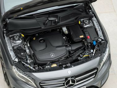 Mercedes-Benz GLA I (X156)، دفع رباعي 5 أبواب — حجرة المحرك