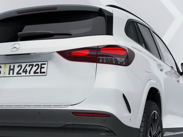 Mercedes-Benz GLA عملية فيس ليفت II (H247) II (H247)، دفع رباعي 5 أبواب — منظر خلفي بزاوية ثلاثة أرباع