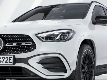 Mercedes-Benz GLA عملية فيس ليفت II (H247) II (H247)، دفع رباعي 5 أبواب — منظر أمامي أيمن