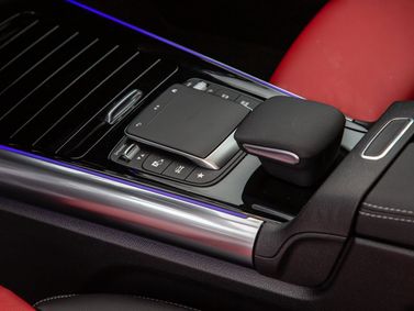 Mercedes-Benz GLA II (H247)، دفع رباعي 5 أبواب — الكونسول الوسطي