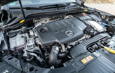 Mercedes-Benz GLA II (H247)، دفع رباعي 5 أبواب — حجرة المحرك