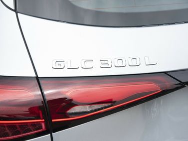 Mercedes-Benz GLC II (X254)، دفع رباعي 5 أبواب L — شعار السيارة واسم الطراز