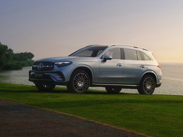 Mercedes-Benz GLC II (X254)، دفع رباعي 5 أبواب L — منظر أمامي بزاوية ثلاثة أرباع