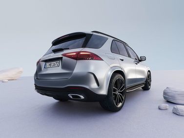 Mercedes-Benz GLE II (V167) فيس ليفت II (V167)، دفع رباعي 5 أبواب — منظر خلفي بزاوية ثلاثة أرباع