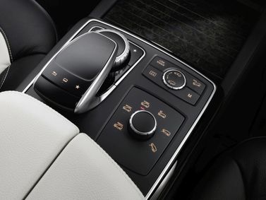 Mercedes-Benz GLE I (W166)، دفع رباعي 5 أبواب — الكونسول الوسطي