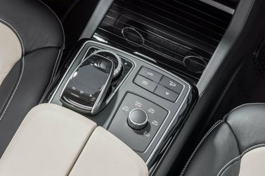 Mercedes-Benz GLE Coupe I (C292), SUV 5 dr. — center console