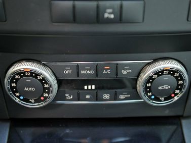 Mercedes-Benz GLK-Class I (X204)، دفع رباعي 5 أبواب — الكونسول الوسطي