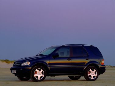 Mercedes-Benz M-Class AMG I (W163)، دفع رباعي 5 أبواب — منظر أمامي أيسر