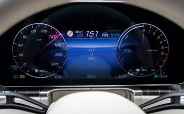 Mercedes-Benz S-Class سابعاً (W223)، سيدان — لوحة العدادات