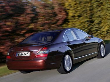 Mercedes-Benz S-Class V (W221)، سيدان — منظر خلفي أيمن