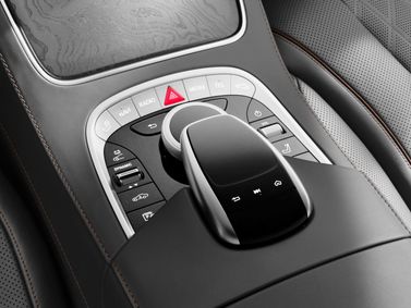 Mercedes-Benz S-Class فيس ليفت السادس (W222، C217)، سيدان — الكونسول الوسطي