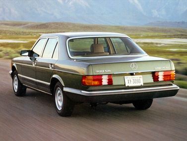 Mercedes-Benz S-Class II (W126)، سيدان — منظر خلفي أيسر