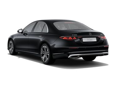 Mercedes-Benz S-Class VII (W223) تحديث التصميم، سيدان — منظر خلفي بزاوية ثلاثة أرباع