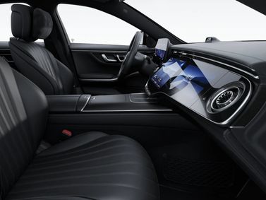 Mercedes-Benz S-Class VII (W223) تحديث التصميم، سيدان — منطقة السائق