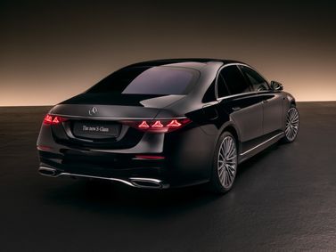 Mercedes-Benz S-Class VII (W223) تحديث التصميم، سيدان Long — منظر خلفي بزاوية ثلاثة أرباع